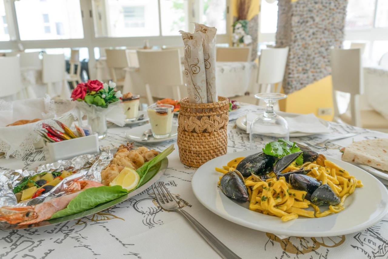 Hotel Maxim Misano Adriatico Esterno foto