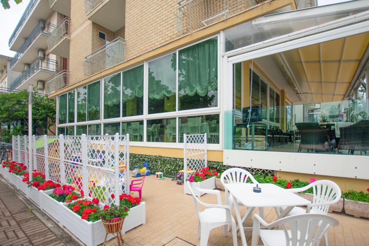 Hotel Maxim Misano Adriatico Esterno foto