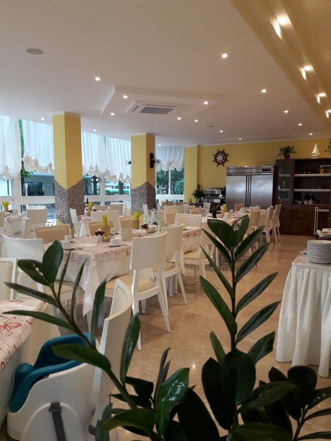 Hotel Maxim Misano Adriatico Esterno foto