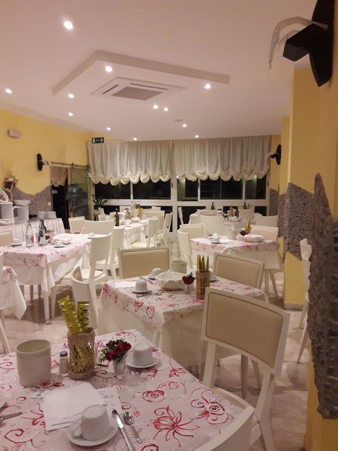 Hotel Maxim Misano Adriatico Esterno foto