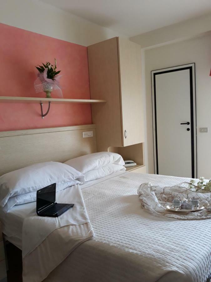 Hotel Maxim Misano Adriatico Esterno foto
